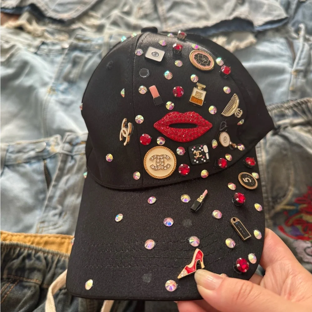 Chic Black Cap With Charms - Picture 3 of 3